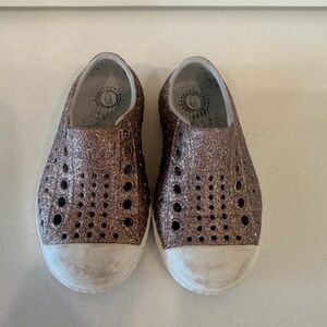 Native Glitter in Rose Gold!Need a cleaning! Lots of life left! Toddler size 5